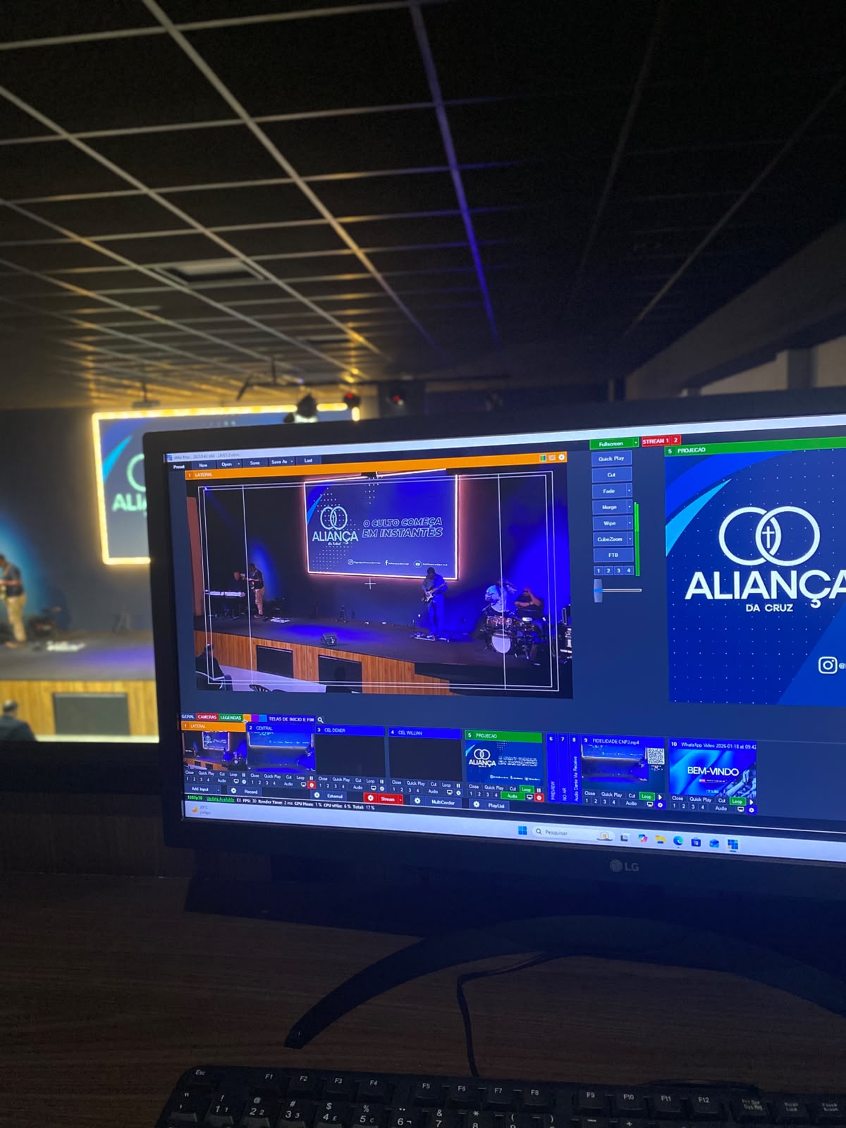 Switcher de transmissão ao vivo operando múltiplas câmeras e telas